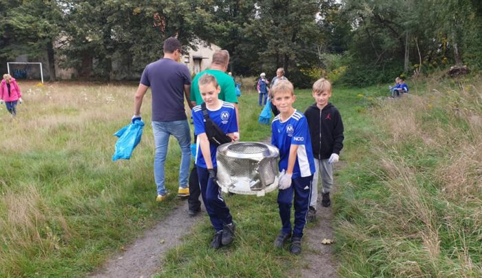 Młodzi mieszkowcy sprzątali byłe boisko Stelli