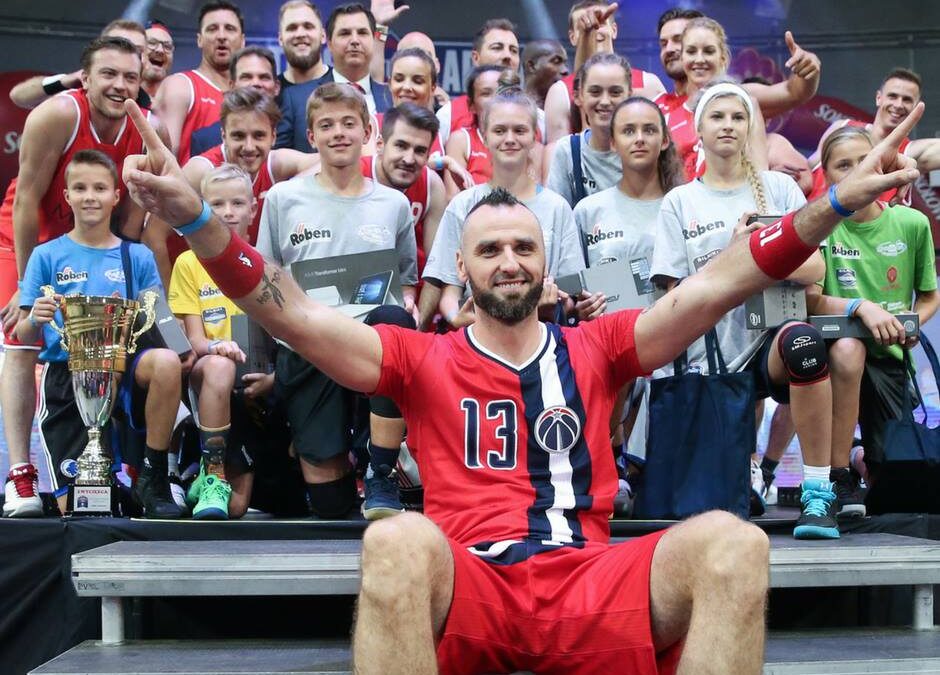 Młody gnieźnianin na parkiecie NBA! To nagroda od Gortata