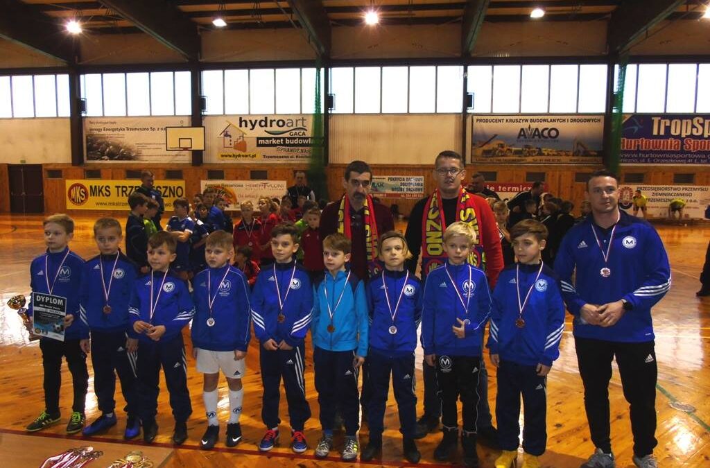 Młodzi piłkarze Mieszka na podium turnieju w Trzemesznie