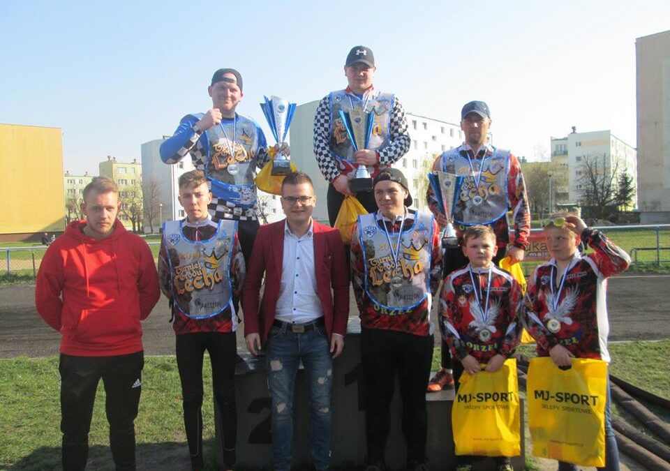 Wojciech Małecki z pucharem Grodu Lecha