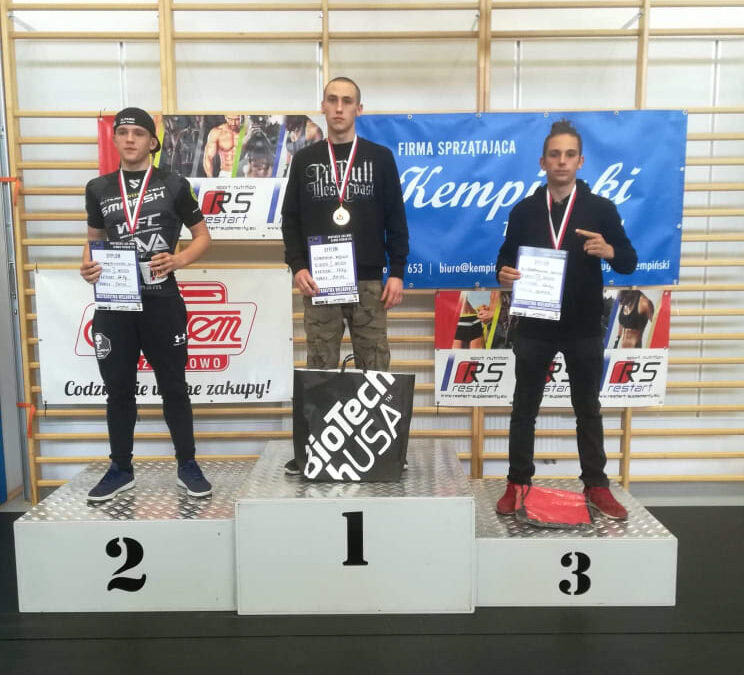 Wojtek Monarcha ze złotym medalem amatorskiej ligi MMA