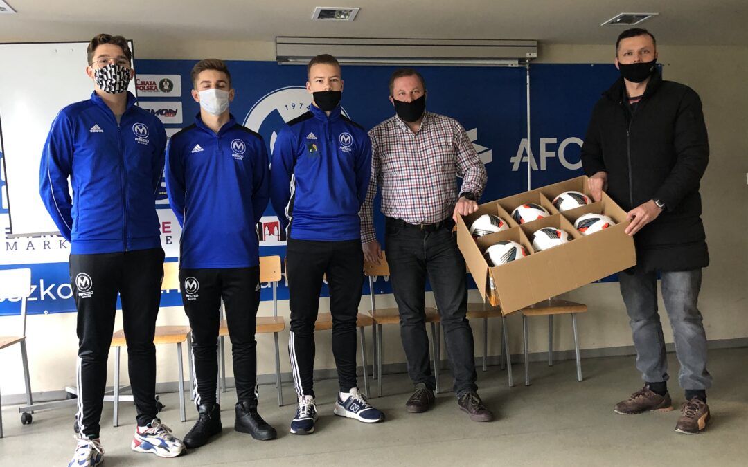 Uczniowie klasy sportowej Mieszka otrzymali od prezydenta piłki