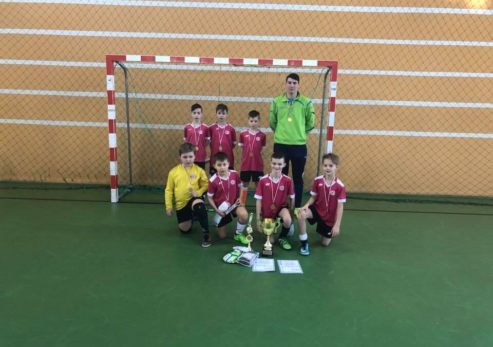 Złote medale dla młodych piłkarzy Chrobrego Gniezno