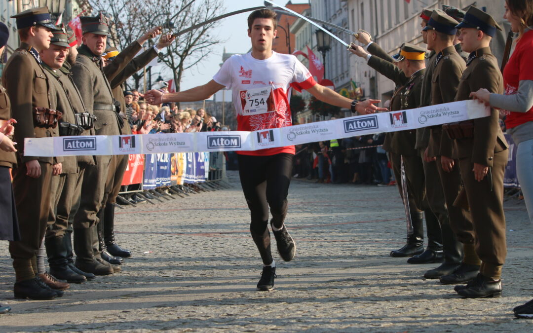 Gnieźnianin Jakub Lewandowski wygrał IV Bieg Niepodległości