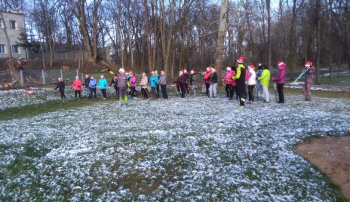 Mikołaje z kijkami trenowali w Parku Miejskim