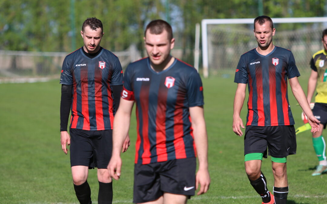 A klasa: Czarni strzelają w 90 minucie, Pelikan przegrywa w Książu Wlkp.