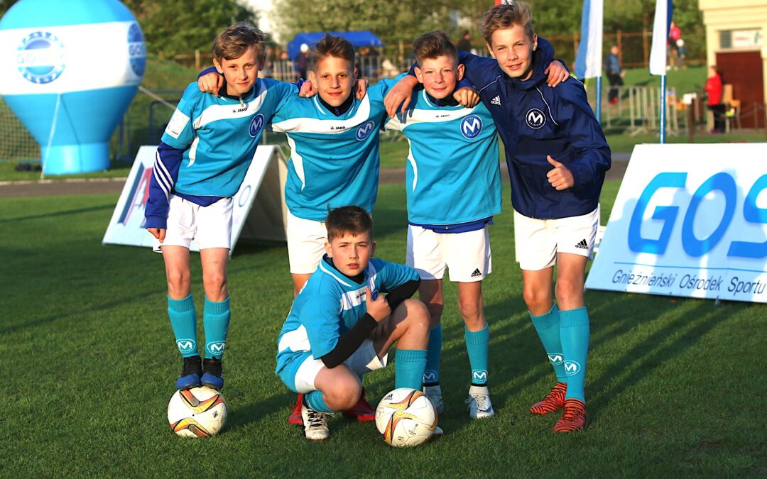 Wszyscy głosujemy! Młodzi piłkarze Mieszka będą zachwyceni!