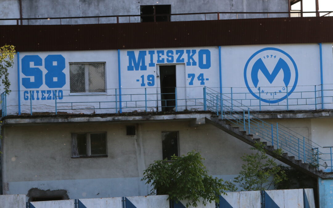 Kibice Mieszka ozdobili „straszydło” przy Strumykowej