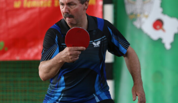 Nauczyciele staną przy stołach