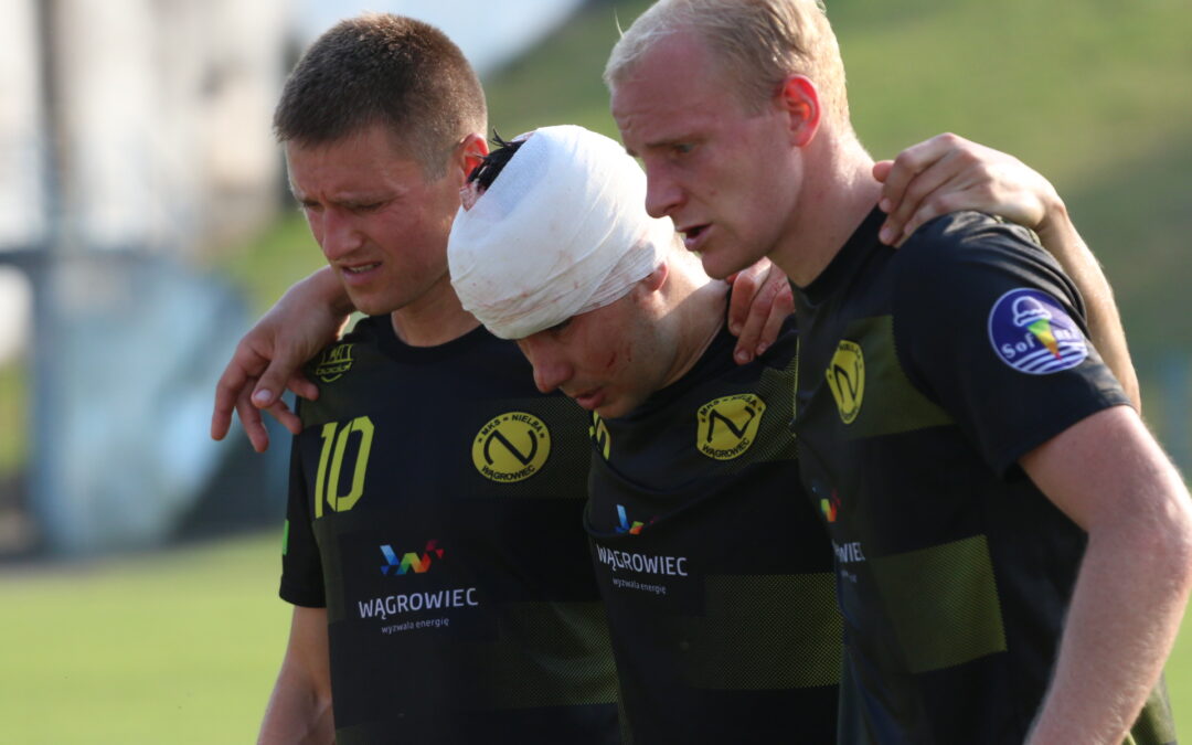 Krew na boisku. Okropne zderzenie przy Strumykowej