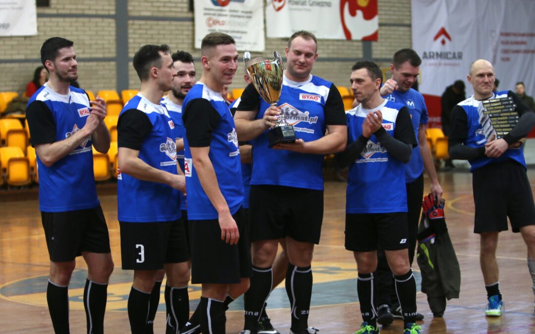 Husaria Auto Format z pucharem. Ozdobą bramka…bramkarza