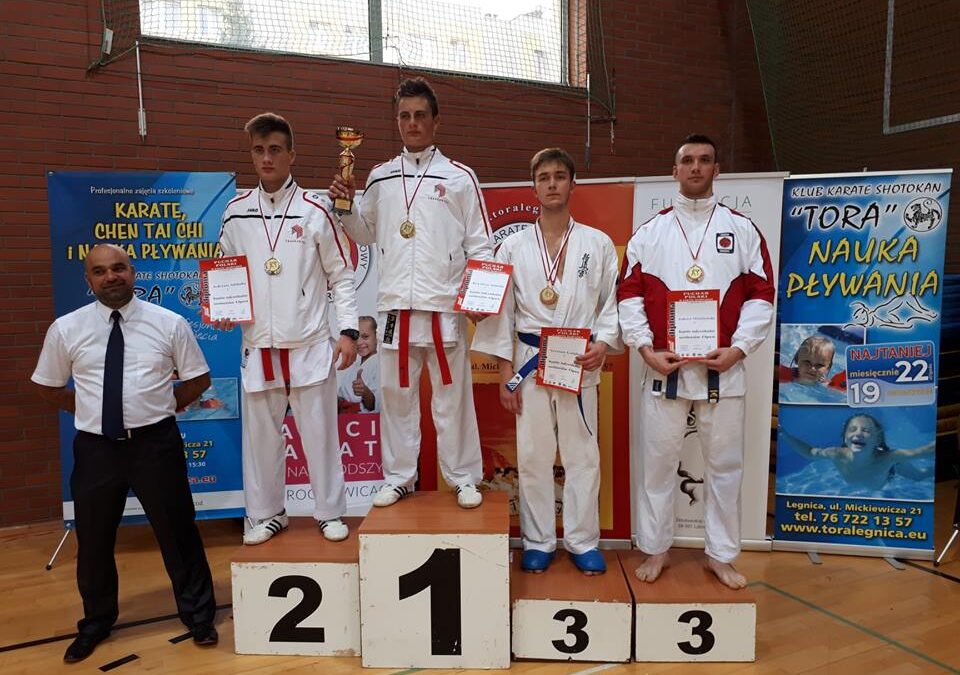 Komplet medali zawodników Inochi Gniezno podczas Pucharu Polski w Karate Olimpijskim
