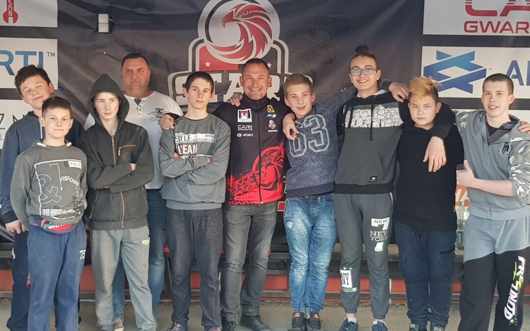 Młodzież przygotowywała stadion do inauguracji. Nagrodą bilety na mecz