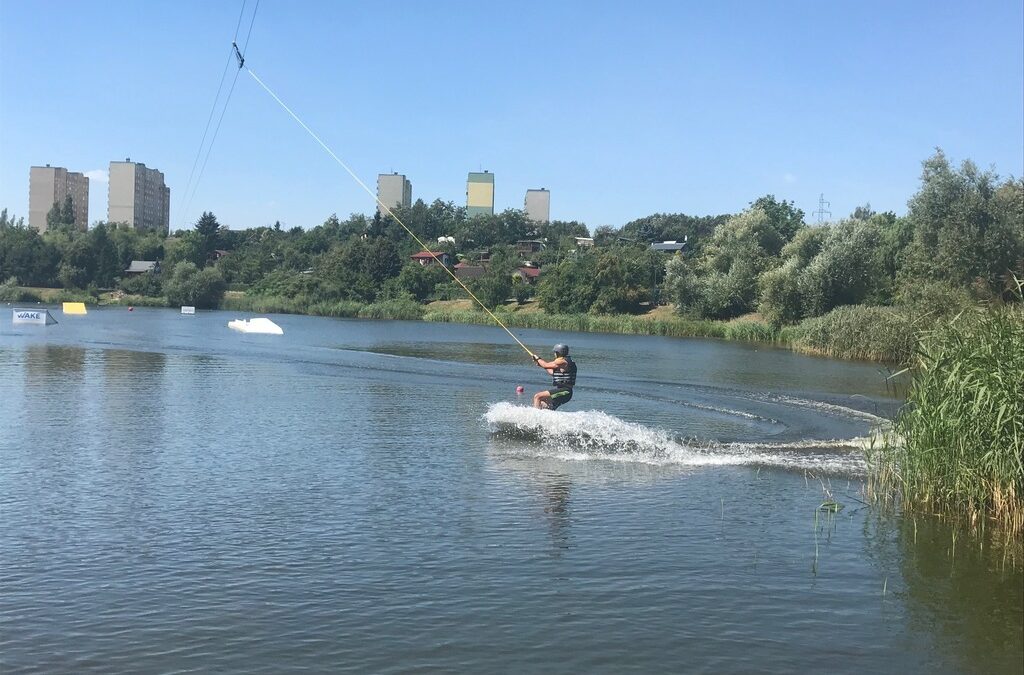 Lato na desce nad jeziorem Winiary