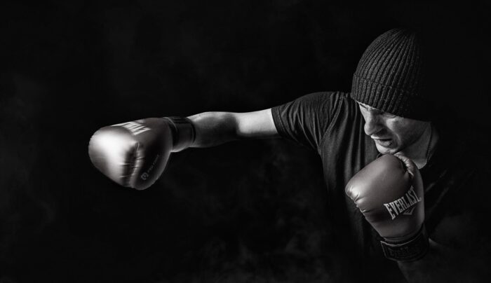 Trening bokserski dla początkujących – jak zacząć trenować w domu?