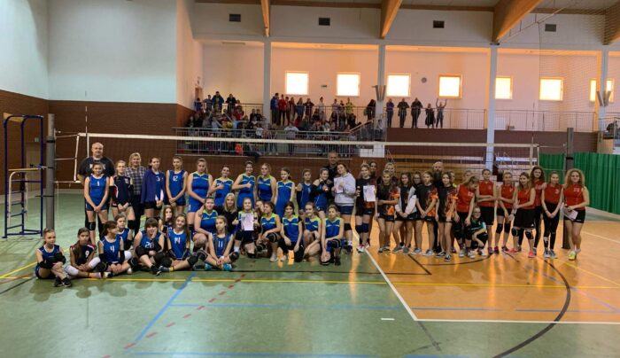 Drużyny dziewcząt i chłopców ze szkoły podstawowej w Kiszkowie najlepsze w siatkarskich turniejach!