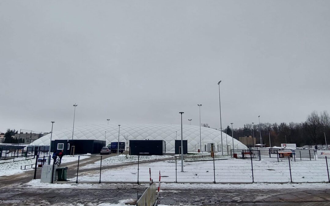 To pierwsze takie boisko w Gnieźnie. Przy Parkowej wyrósł „balon”