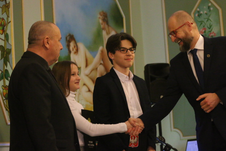 Młodzi uzdolnieni sportowcy otrzymali stypendia miejskie