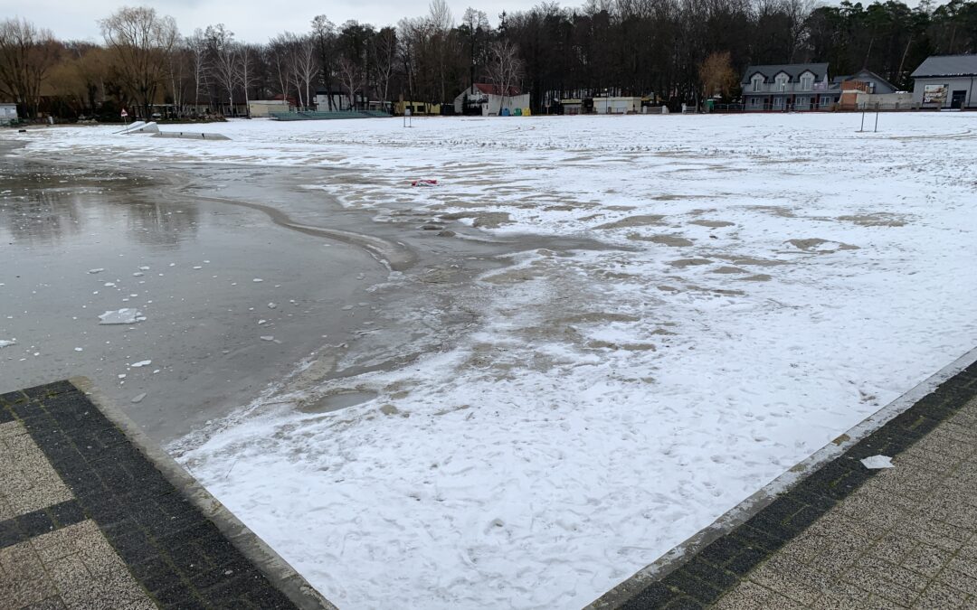 Śnieżna zima niewiele zmienia. Jezioro Niedzięgiel dalej wysycha