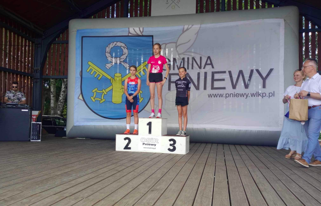 Zosia Zacharko na podium zawodów triathlonowych