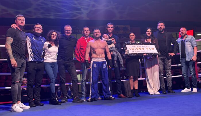 „Mi te pieniądze nie są potrzebne”. Piękny gest kickboxera z Gniezna