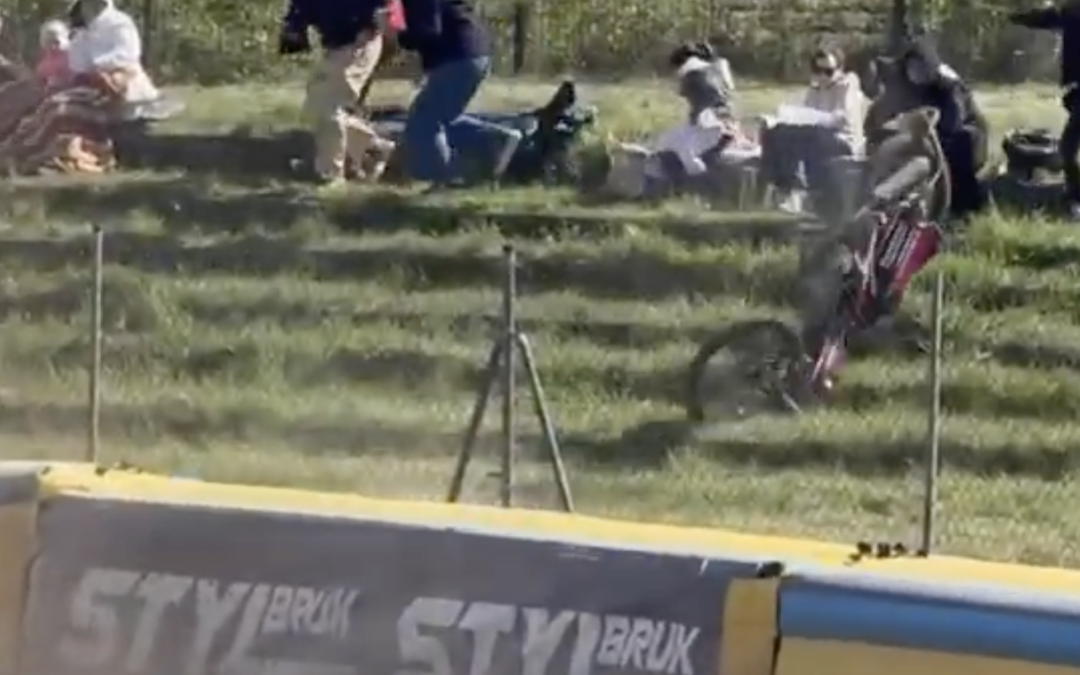 O krok od dramatu w Opolu. Maszyna wleciała w trybuny!