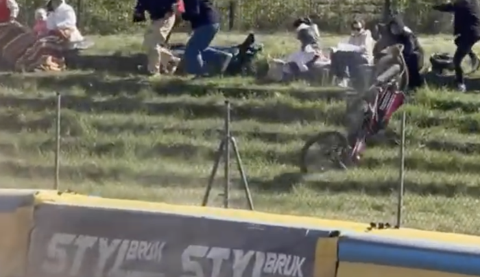 O krok od dramatu w Opolu. Maszyna wleciała w trybuny!